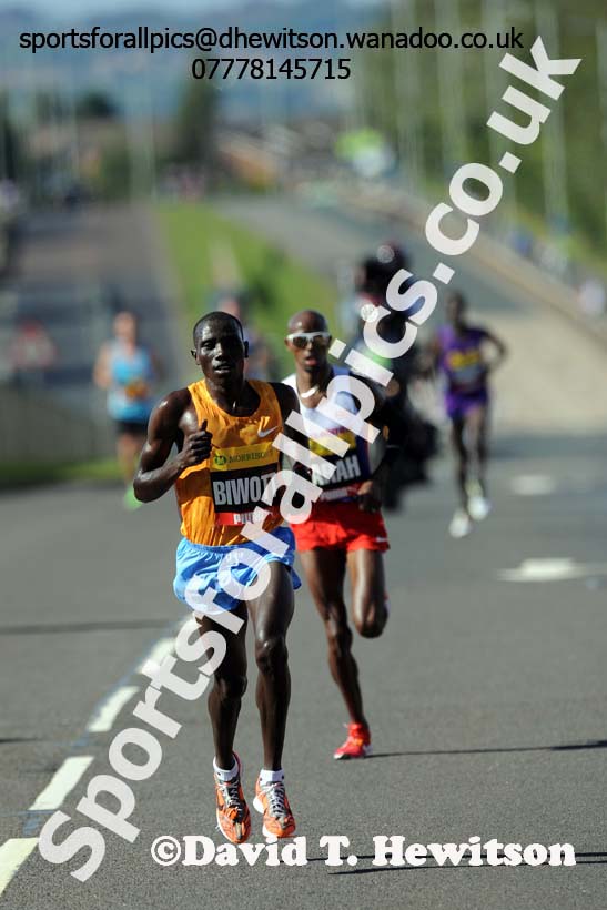 Stanley Biwott leads from Mo Farah in the mens Morrisons Great North Run. Photo: David T. Hewitson/Sports for All Pics